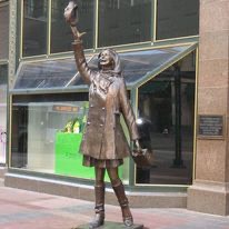 mary-tyler-moore-statue